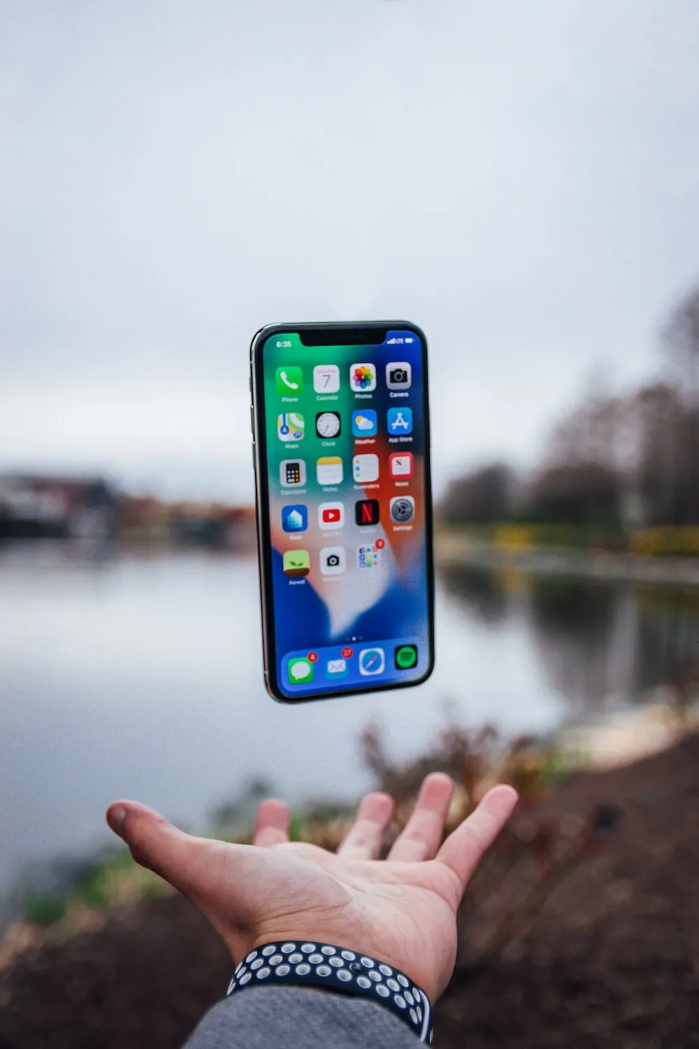 Apple klesá poté, co Bank of America snížila hodnocení výrobce iPhonů kvůli náznakům zpomalení spotřebitelských výdajů