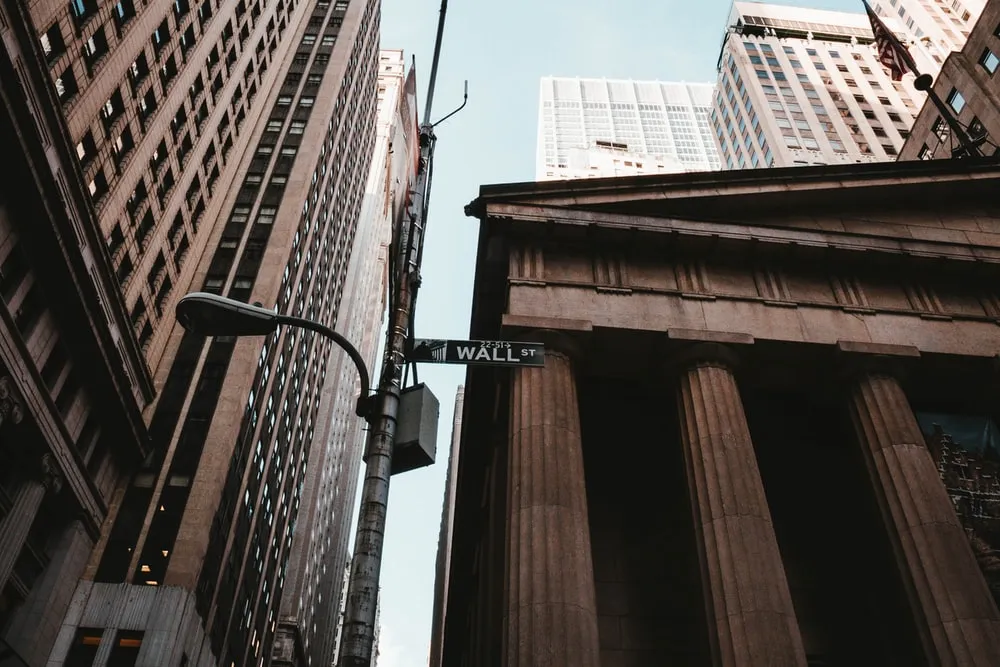 Přední analytici Wall Street vidí v těchto akciích dlouhodobý růst i přes nejistotu investorů.