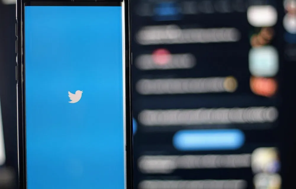 Twitter zakázal více než 100 účtů používajících hashtag #IStandWithPutin za porušení podmínek platformy