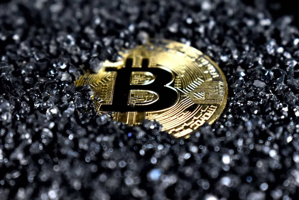 Bitcoin klesá o 15 % a propadá se pod 24 000 dolarů, protože o víkendu z kryptotrhu zmizelo 200 miliard dolarů