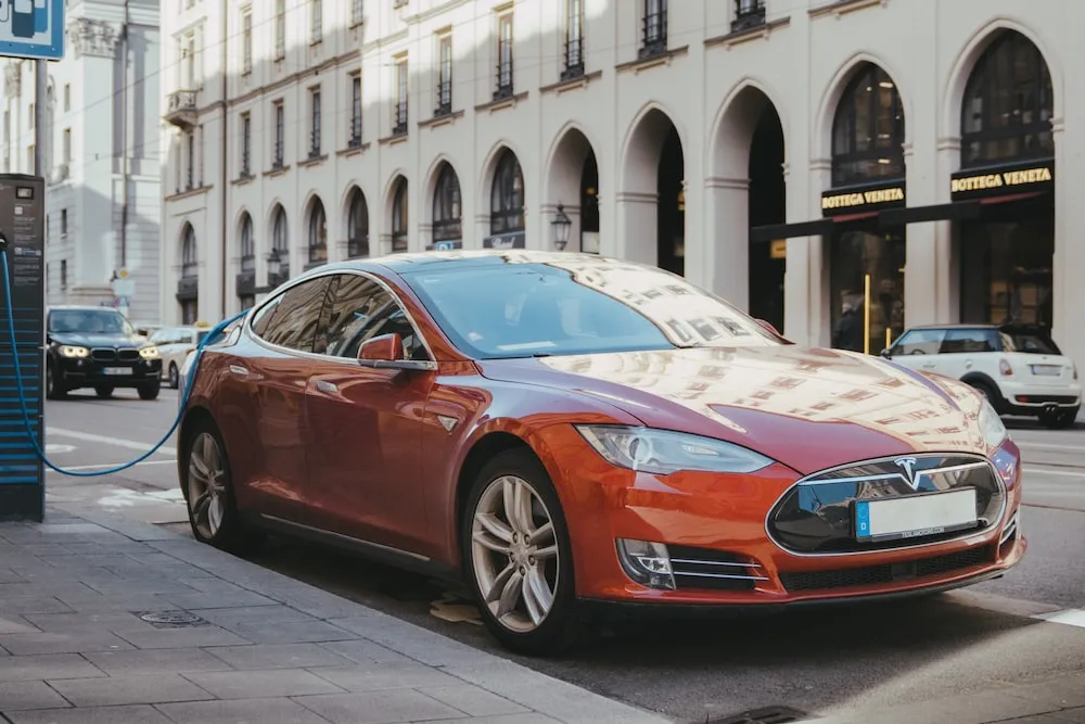 Elon Musk říká, že Tesla možná bude muset začít podnikat v oblasti lithia, protože ceny jsou šílené