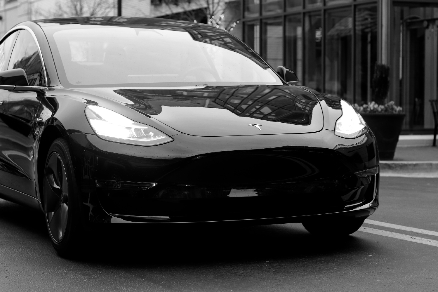 Tesla stahuje téměř půl milionu elektromobilů kvůli bezpečnostním problémům