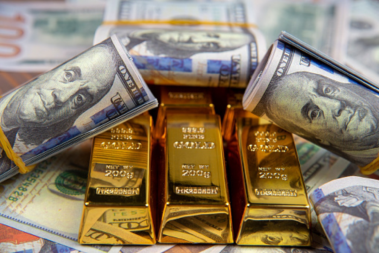 Silný dolar znamená pro zlato nejhorší měsíční pokles od září loňského roku
