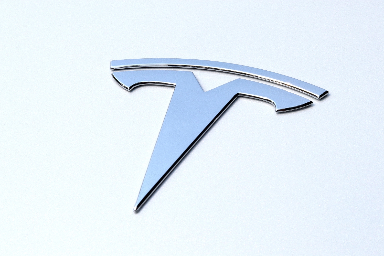 Tesla uzavřela dohodu o získání klíčové součásti baterie mimo Čínu