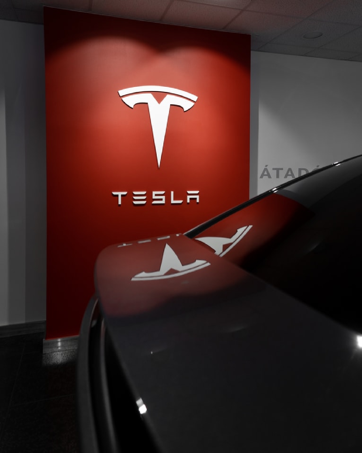 Tesla stahuje přes 26 600 vozů kvůli chybě softwaru odmrazovače čelního skla