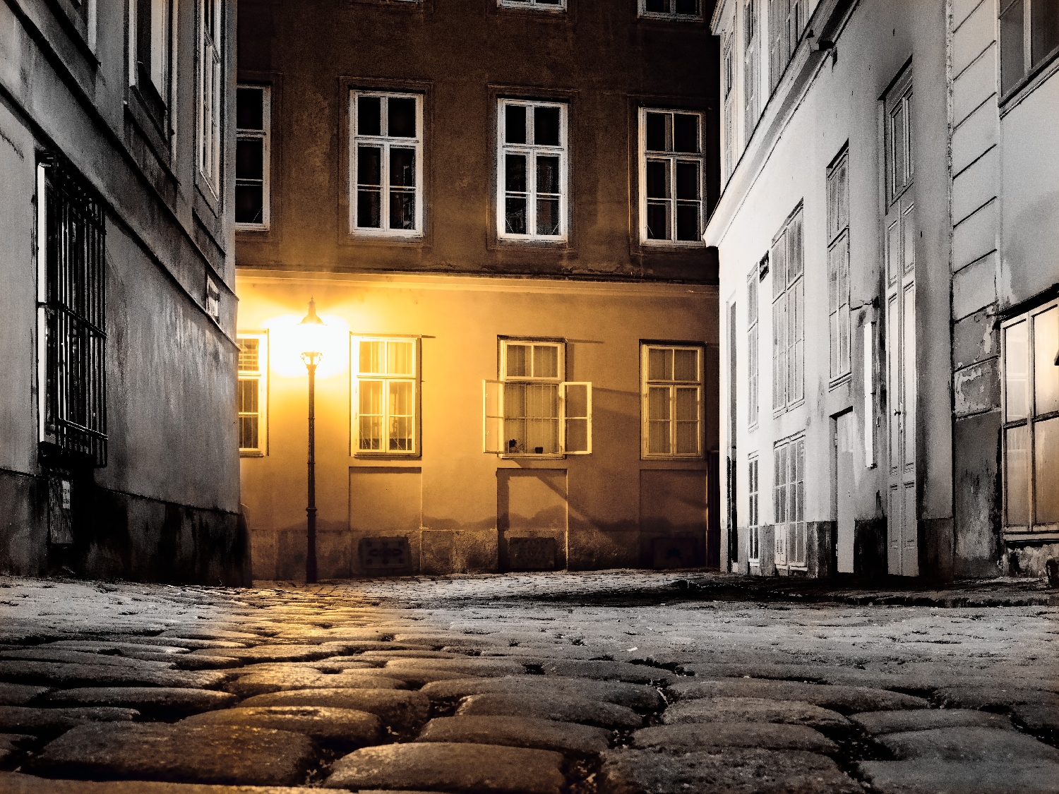 Zhasínání českých měst i zahraničních památek