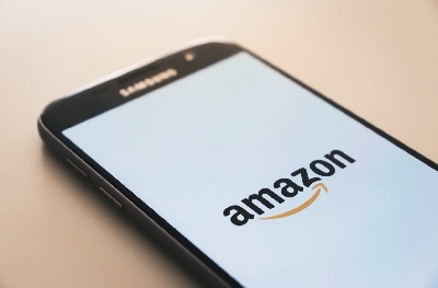 Nedostatek pracovníků ve Velké Británii - Amazon nabízí nástupní bonus až 4000$