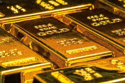 Zlato zůstalo stabilní, protože akcie a bitcoin se propadly