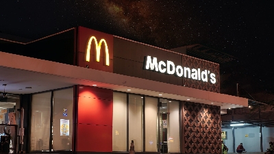 McDonald’s dočasně uzavírá 850 restaurací v Rusku